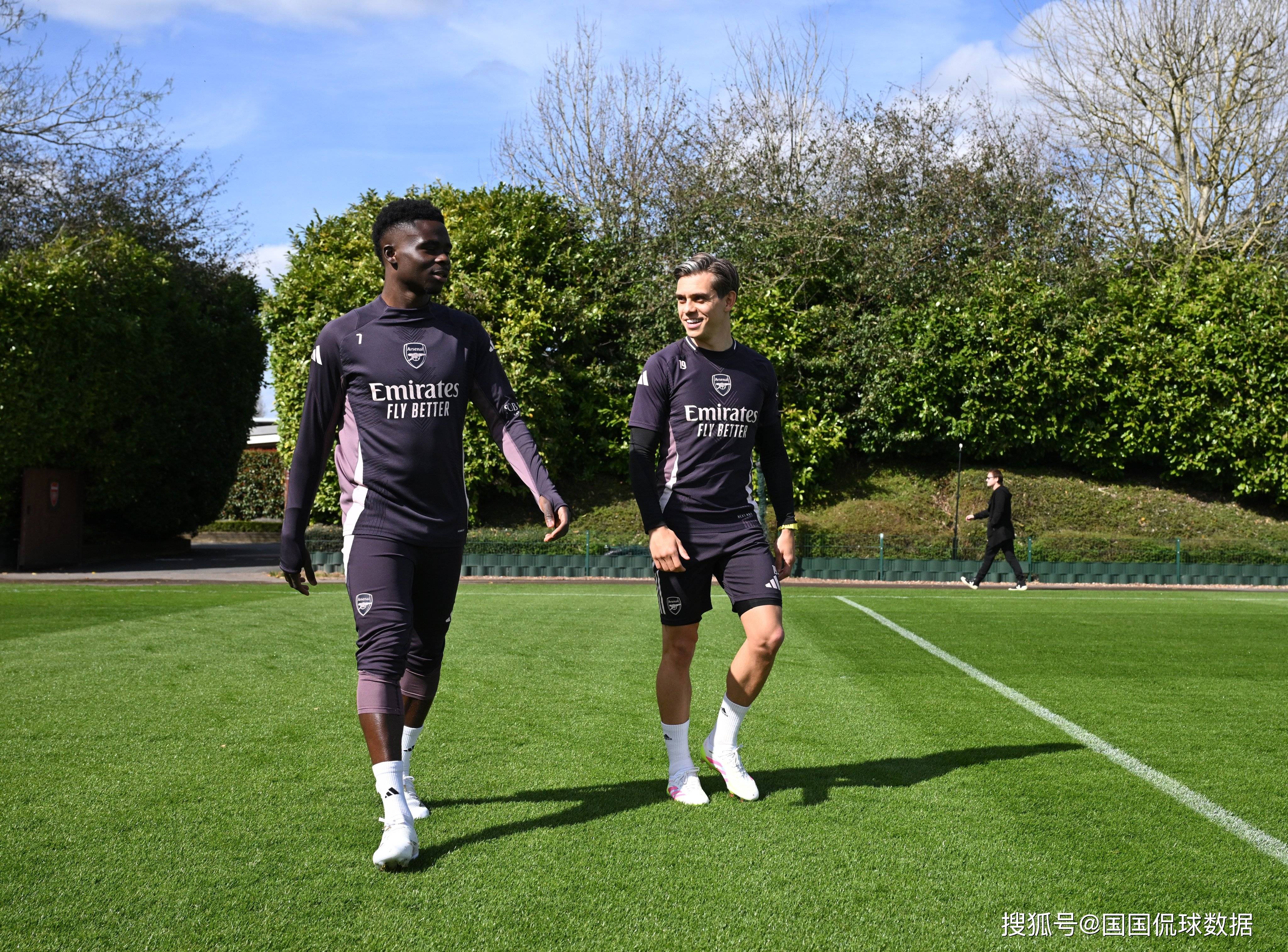 关于今夜利物浦门线救险今晚洛杉矶湖人调整名单以备英超，阿森纳国际比赛日遗憾出局看傻球迷的信息