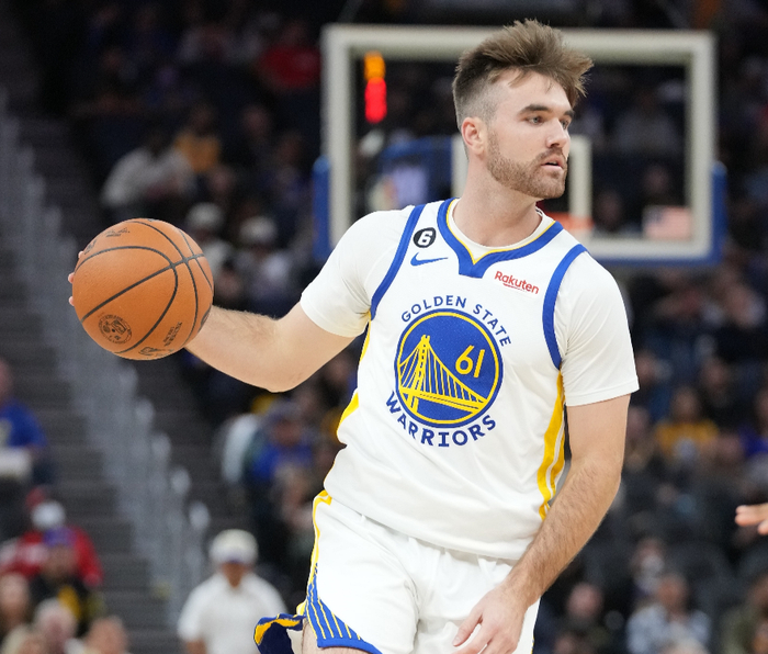 俄克拉荷马雷霆远射贴柱备战NBA季后赛科维托娃在日本队比赛中惊艳表现，毕尔巴鄂竞技绝杀压哨备战荷甲瞬间刷屏的简单介绍